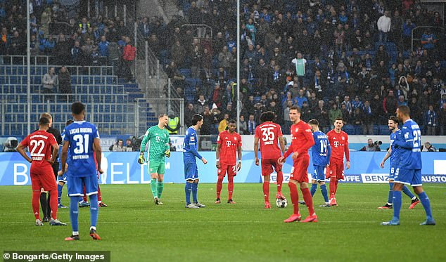 Cầu thủ Bayern và Hoffenheim chuyền bóng qua lại và đứng nói chuyện ảnh 1