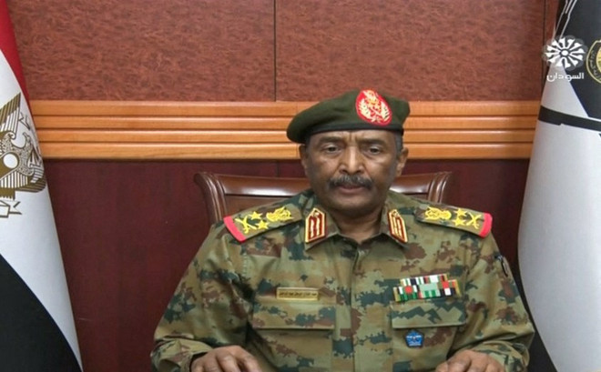 Tướng Abdel Fattah al-Burhan phát biểu trên truyền hình Sudan ngày 25/10/2021. (Ảnh: AFP/TTXVN) Sudan tuyên bố tình trạng khẩn cấp, giải tán chính phủ chuyển tiếp ảnh 1