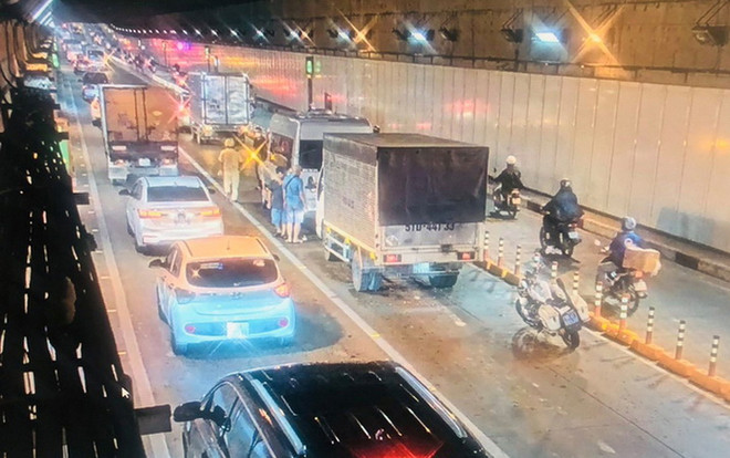 Bốn xe ôtô đâm nhau liên hoàn trong đường hầm vượt sông Sài Gòn ảnh 1