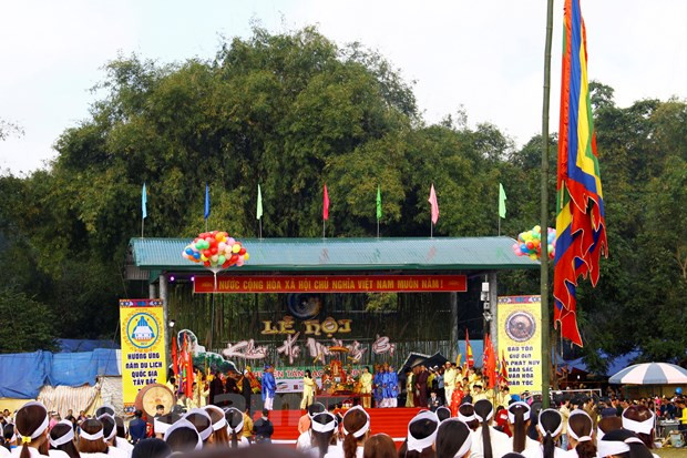 Ông mo làm lễ trong Lễ hội Khai hạ Mường Bi, Hòa Bình. (Ảnh: Huyền Trang (Vietnam+) Độc đáo di sản văn hóa Mo Mường của đồng bào dân tộc Mường ảnh 1