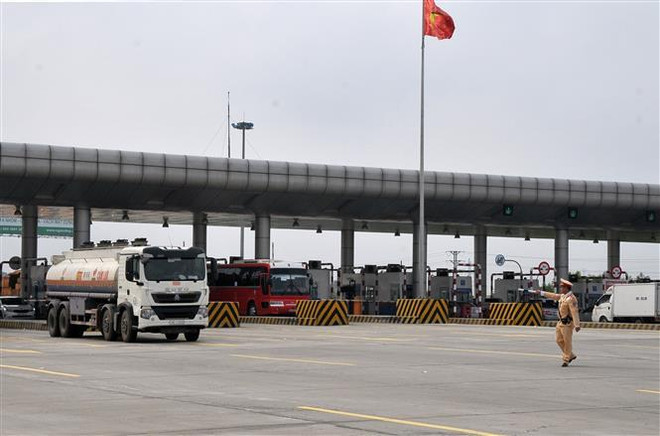 Xử phạt người đỗ xe trên cao tốc Hà Nội-Hải Phòng để chụp ảnh ảnh 1