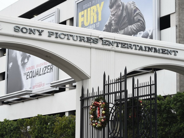 Lối vào Hãng Sony Pictures ở Culver City, bang California ngày 16/12. (Nguồn: AFP/TTXVN) Triều Tiên đe dọa sẽ tấn công toàn bộ lãnh thổ nước Mỹ ảnh 1