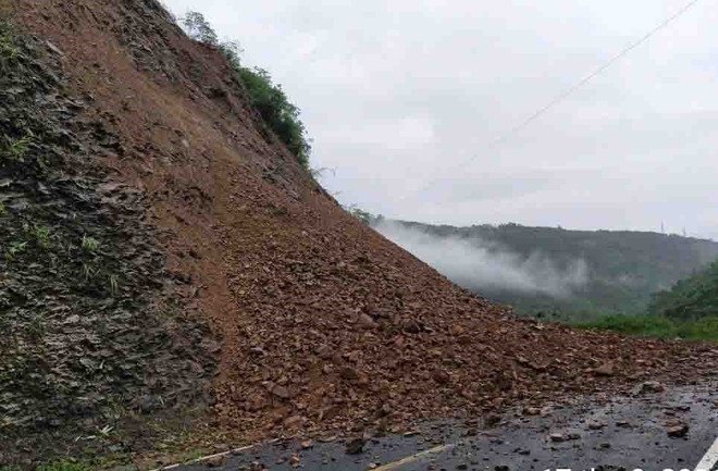 Mưa lớn gây sạt lở tại nhiều tuyến đường giao thông ở Lai Châu ảnh 1
