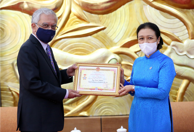 Trao kỷ niệm chương hữu nghị cho Điều phối viên thường trú LHQ tại VN ảnh 1