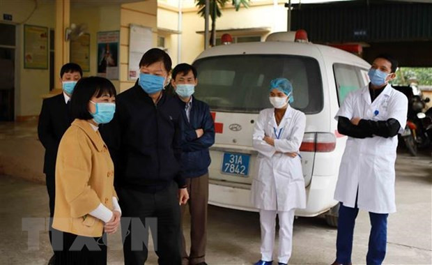 Đoàn công tác kiểm tra công tác phòng chống dịch COVID-19 tại Trạm y tế xã Sơn Lôi. (Ảnh: Hoàng Hùng/TTXVN) Tọa đàm Chiến sỹ áo trắng nỗ lực chống dịch COVID-19 ảnh 1