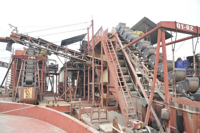 Hà Nội bắt hàng chục tàu khai thác cát, xử phạt hơn 1 tỷ đồng ảnh 1