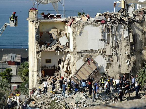 Vụ sập chung cư 5 tầng ở Italy: Tìm thấy 8 thi thể bị chôn vùi ảnh 1