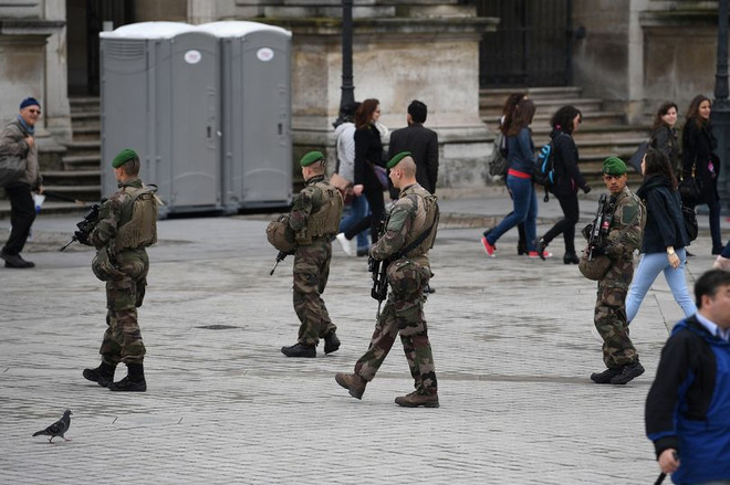 Pháp: Xe ôtô đâm vào một nhóm binh sỹ, nhiều người bị thương ảnh 1