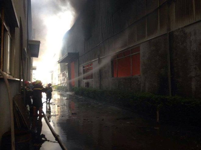 [Photo] Hà Nội: Cháy lớn tại kho gỗ ép trong cụm công nghiệp Ngọc Hồi ảnh 2