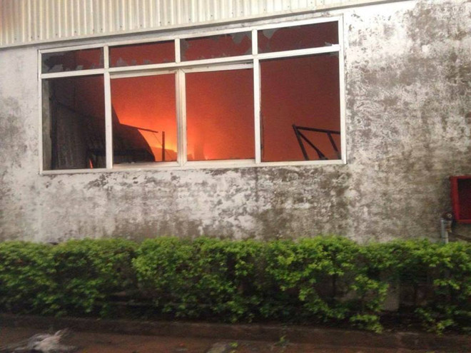 [Photo] Hà Nội: Cháy lớn tại kho gỗ ép trong cụm công nghiệp Ngọc Hồi ảnh 9