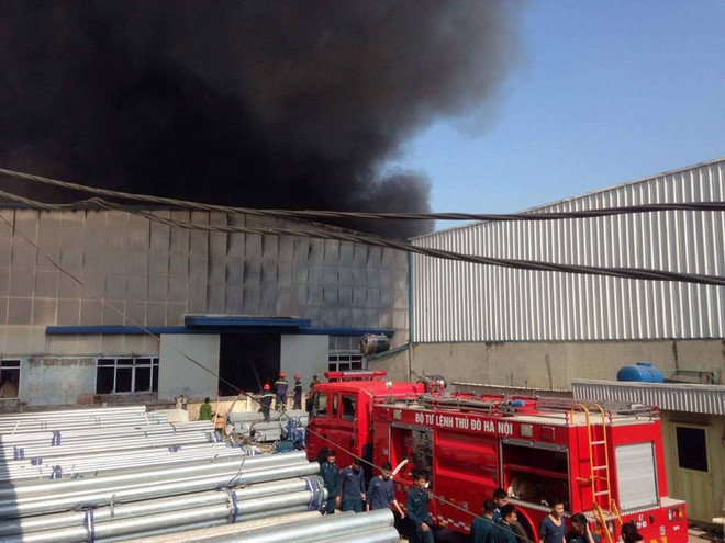 [Photo] Hà Nội: Cháy lớn tại kho gỗ ép trong cụm công nghiệp Ngọc Hồi ảnh 3