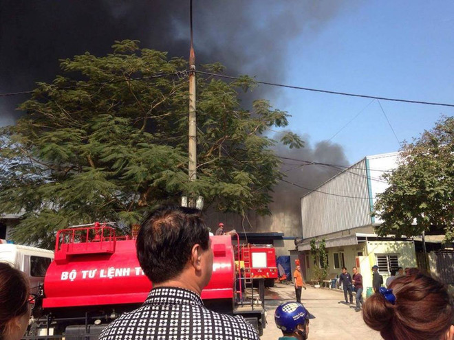 [Photo] Hà Nội: Cháy lớn tại kho gỗ ép trong cụm công nghiệp Ngọc Hồi ảnh 4