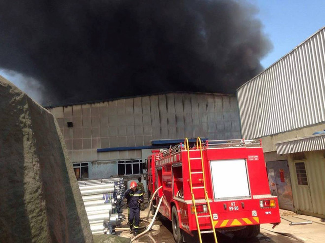 [Photo] Hà Nội: Cháy lớn tại kho gỗ ép trong cụm công nghiệp Ngọc Hồi ảnh 5
