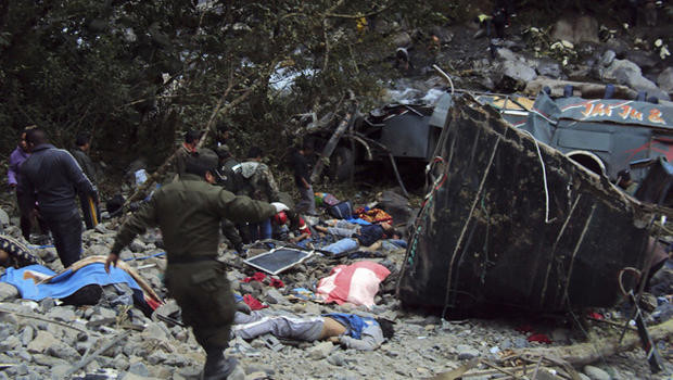 Tai nạn xe buýt thảm khốc ở Bolivia, gần 50 người thương vong ảnh 1