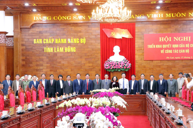 Ban thường vụ Tỉnh ủy Lâm Đồng ra mắt Quyền Bí thư Tỉnh ủy. (Ảnh: Chu Quốc Hùng/TTXVN) ttxvn_dong_chi_nguyen_thai_hoc_duoc_dieu_dong_giu_chuc_quyen_bi_thu_tinh_uy_lam_dong_2.jpg