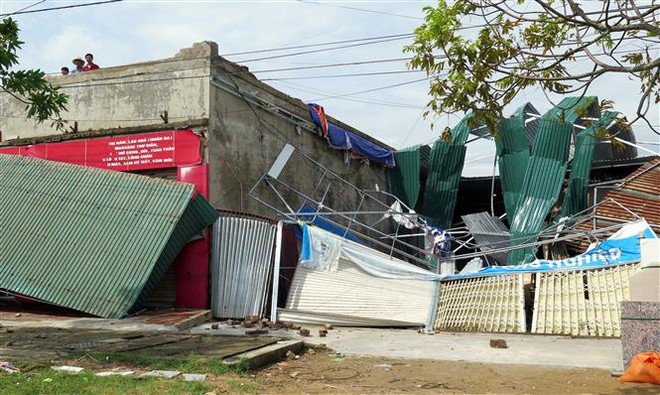Người dân Hà Tĩnh khẩn trương khắc phục hậu quả cơn bão số 10 ảnh 1