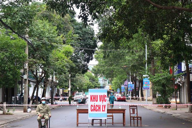 Xét nghiệm nhanh cư dân trong khu vực phong tỏa của Buôn Ma Thuột ảnh 1