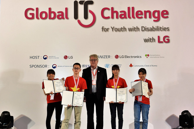 Thanh thiếu niên khuyết tật Việt giành giải tại cuộc thi công nghệ ảnh 1