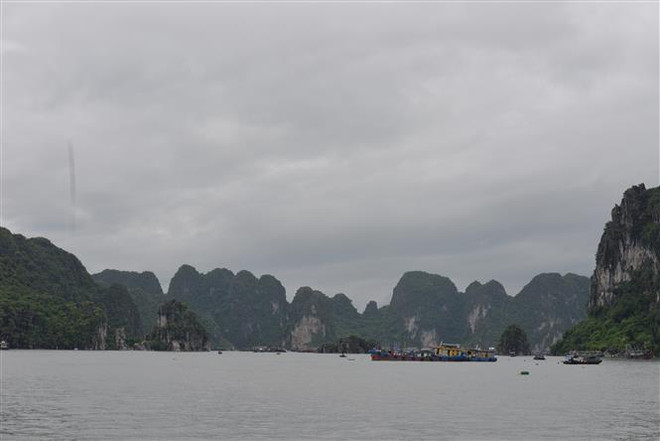 Quảng Ninh: Vùng nước vui chơi giải trí Cửa Vạn sẽ cấm thuyền máy ảnh 1