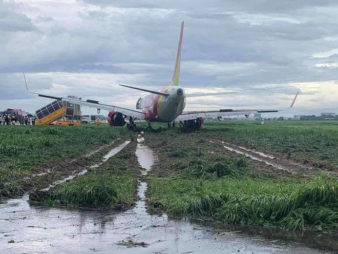 Vị trí máy bay Vietjet lao ra khỏi đường băng, tuy nhiên tàu bay và toàn bộ hành khách, tổ bay đều an toàn sau sự cố. (Ảnh: CTV/Vietnam+) Máy bay Vietjet trượt khỏi đường băng tại sân bay Tân Sơn Nhất ảnh 1