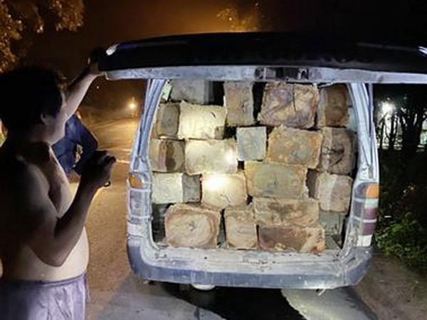 Phú Yên bắt giữ xe ôtô 16 chỗ chở gỗ không rõ nguồn gốc ảnh 1