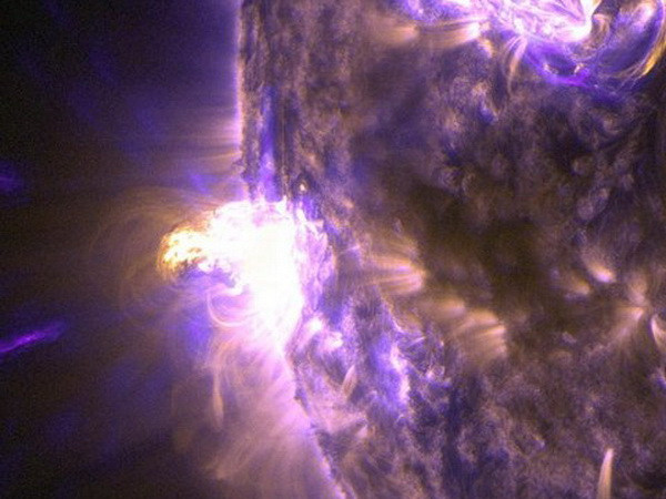 Những hình ảnh ấn tượng, đẹp mắt về một cơn bão Mặt Trời ảnh 1