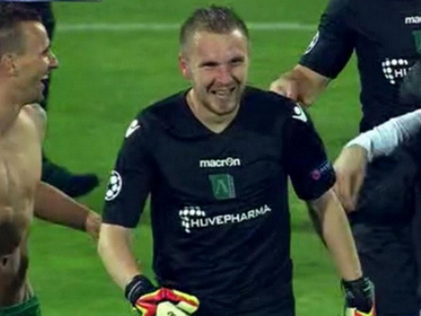 Người hùng hậu vệ cản 2 quả penalty ở Champions League ảnh 1