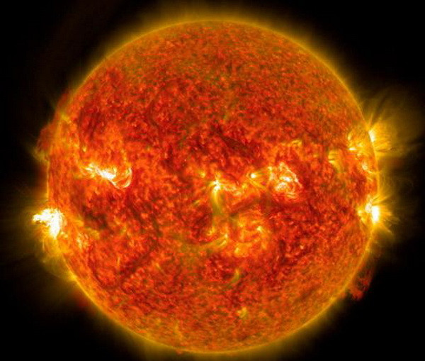 Những hình ảnh ấn tượng, đẹp mắt về một cơn bão Mặt Trời ảnh 2