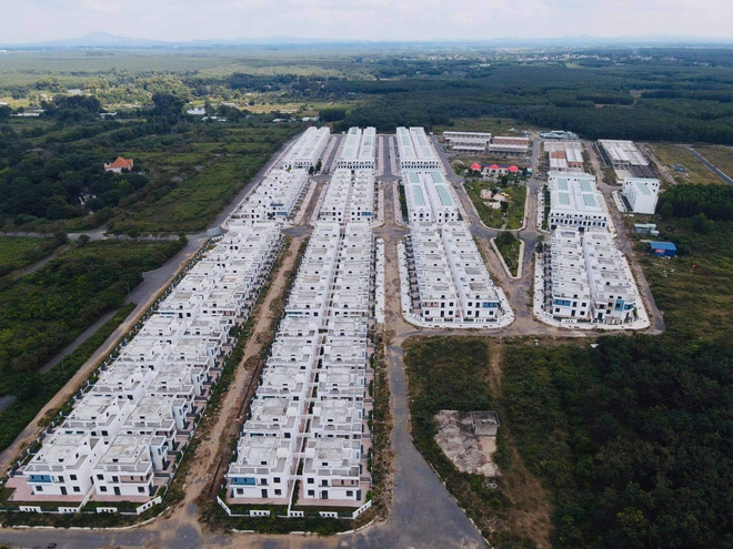 Biệt thự, nhà liền kề xây trái phép trên diện tích rất lớn. (Ảnh: Công Phong/TTXVN) Xử lý nghiêm vụ xây trái phép gần 500 căn nhà, biệt thự ở Trảng Bom ảnh 1