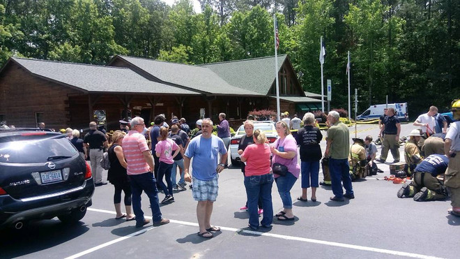 Khách quen lái xe lao vào một nhà hàng ở Mỹ, 2 người tử vong ảnh 1