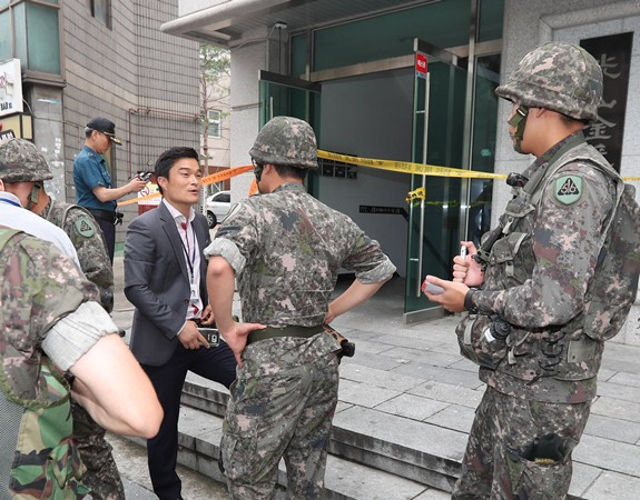 Hàn Quốc phát hiện hàng nghìn truyền đơn có nội dung chống Mỹ ảnh 1