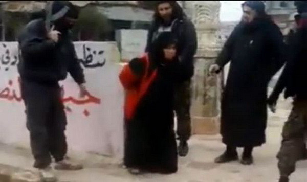 Một phụ nữ Hồi giáo bị al-Qaeda xử bắn công khai vì ngoại tình ảnh 1