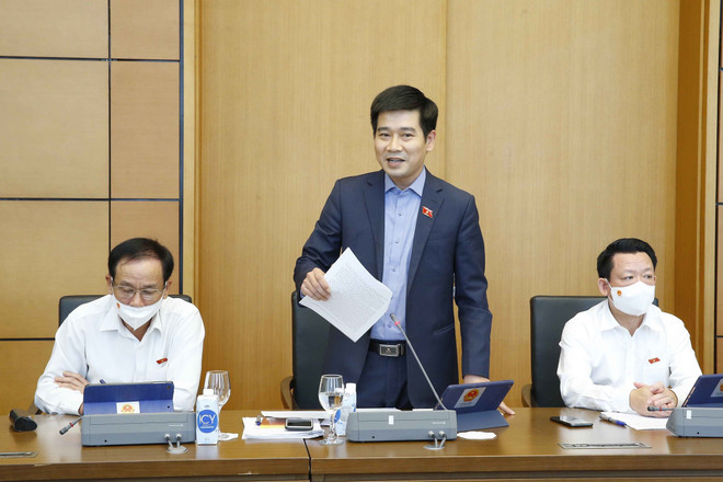 Đại biểu Quốc hội tỉnh Thanh Hóa Lê Thanh Hoàn phát biểu ý kiến. (Ảnh: Doãn Tấn/TTXVN) Đại biểu thảo luận tại tổ về các vấn đề kinh tế-xã hội và 2 dự án Luật ảnh 1