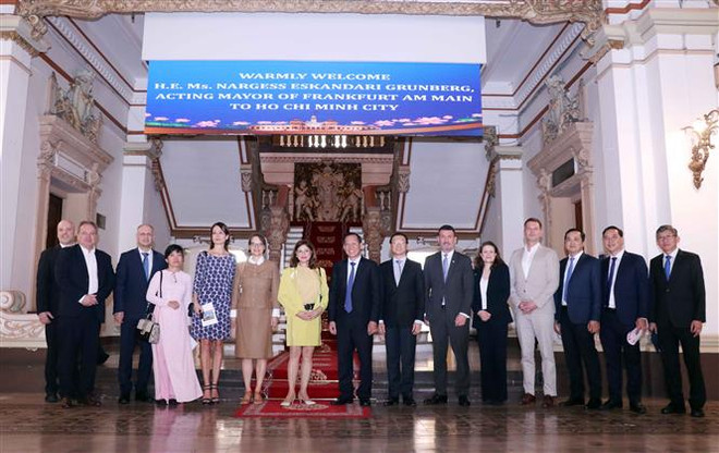 Chủ tịch UBND Thành phố Hồ Chí Minh Phan Văn Mãi và cùng các đại biểu bà Nargess Eskandari Grunberg, Quyền Thị trưởng thành phố Frankfurt. (Ảnh: Xuân Khu/TTXVN) TP Hồ Chí Minh tăng cường hợp tác với thành phố Frankfurt của Đức ảnh 2