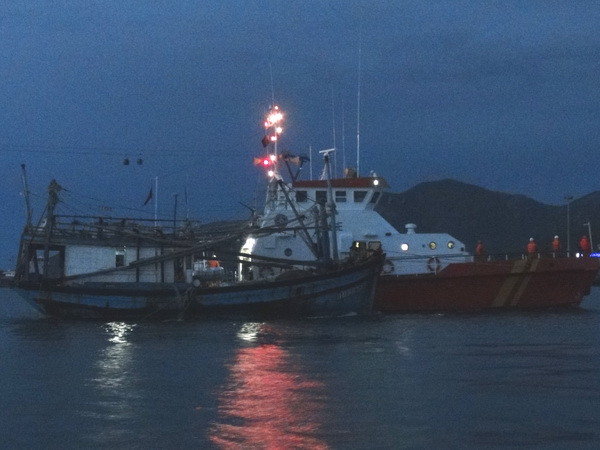 Cà Mau: Cứu nạn tàu cá chở 7 thuyền viên trôi dạt trên biển ảnh 1