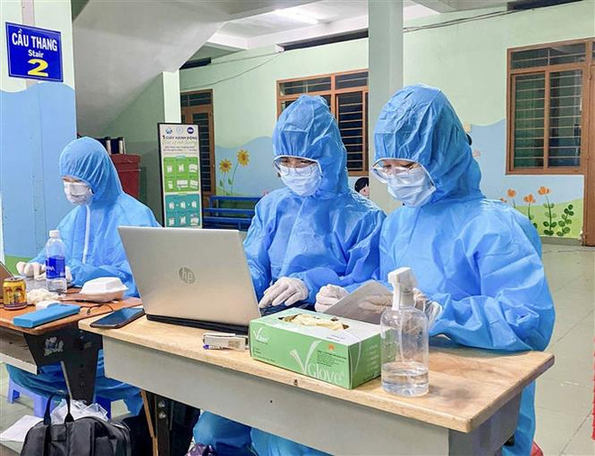 Sinh viên ngành sức khỏe Trường Đại học Nguyễn Tất Thành tham gia tình nguyện, thực hiện ghi dữ liệu mẫu xét nghiệm COVID-19. (Ảnh: TTXVN phát) TP.HCM: Số ca tử vong và nhập viện do dịch COVID-19 ngày càng giảm sâu ảnh 2
