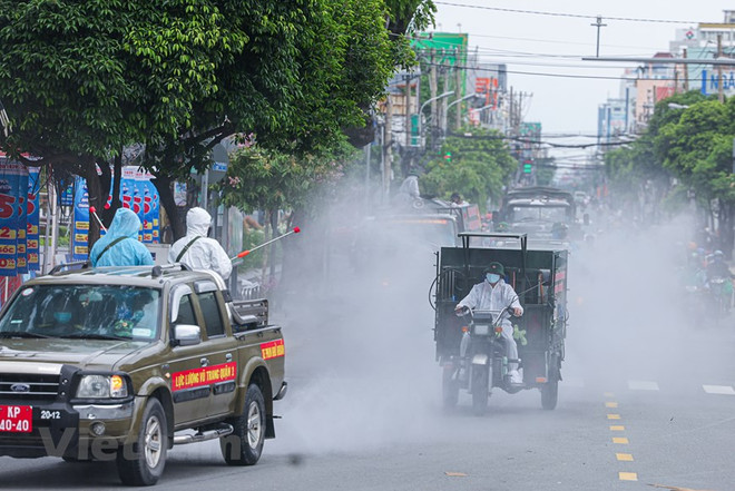 Tổ chức phun khử khuẩn tiêu độc phòng, chống COVID-19 trên toàn Thành phố Hồ Chí Minh. (Nguồn: Vietnam+) Phó Thủ tướng Vũ Đức Đam: Từng bước làm sạch các ổ dịch tại Củ Chi ảnh 2