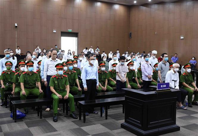 Các bị cáo tại phiên tòa sáng 15/8. (Ảnh: Phạm Kiên/TTXVN) Vụ Bình Dương: Luật sư cho rằng bị cáo “không chiếm hưởng cá nhân” ảnh 1