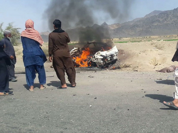Chiếc xe được cho là của thủ lĩnh Taliban Mullah Akhtar Mansour bốc cháy trong vụ không kích của máy bay không người lái Mỹ tại thị trấn Ahmad Wal ở Balochistan, Pakistan ngày 21/5. (Nguồn: AFP/TTXVN) Mỹ oanh kích xe chở thủ lĩnh Taliban, 16 phiến quân bị tiêu diệt ảnh 1