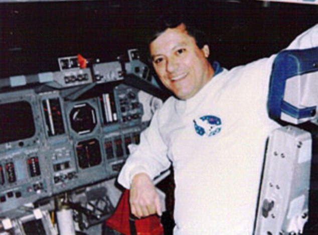 Cựu nhân viên NASA khẳng định nhìn thấy người ngoài hành tinh ảnh 1