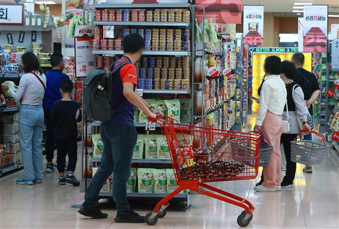 Khách hàng chọn mua hàng hóa trong siêu thị ở Seoul, ngày 4/4/2023. (Ảnh: YONHAP/TTXVN) Chủ tịch ECB vẫn lạc quan về đà phục hồi kinh tế toàn cầu ảnh 1