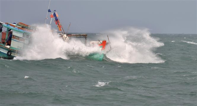 Kiên Giang: Nhiều tàu thuyền ở đảo Thổ Châu bị sóng lớn đánh chìm ảnh 1