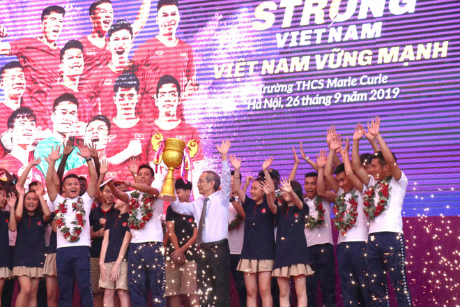 Duy Mạnh nhận quà sinh nhật 'đặc biệt' từ học sinh trường Marie Curie ảnh 1