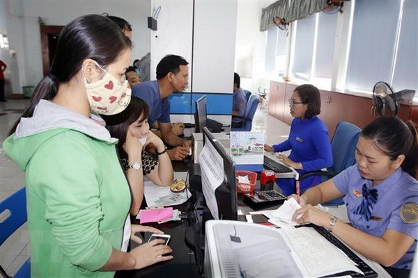 Hành khách đến mua vé tàu Tết. (Ảnh: Hoàng Hải/TTXVN) Ngành đường sắt đưa 2 phương án cho khách đổi trả vé vì dịch COVID-19 ảnh 1