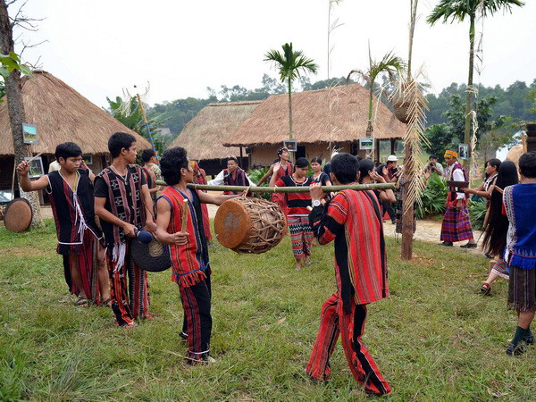 Ariêuping - Lễ hội nhà mồ truyền thống của đồng bào Pakô ảnh 1