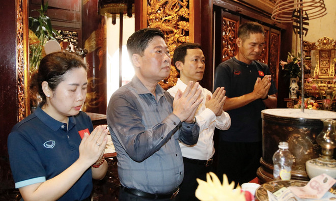 Lãnh đạo Liên đoàn Bóng đá Việt Nam, Ban huấn luyện đội tuyển Bóng đá Nữ U20 Việt Nam cùng các đại biểu dâng hương ưởng niệm các Vua Hùng. (Ảnh: Trung Kiên/TTXVN) Đội tuyển Nữ U20 Việt Nam dâng hương tưởng niệm các Vua Hùng ảnh 1