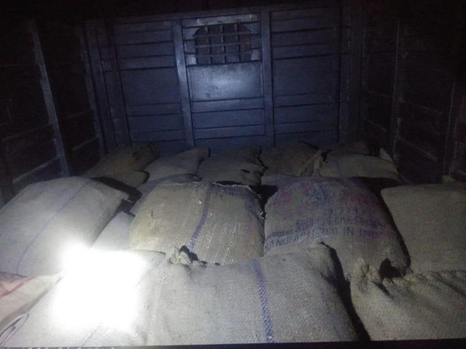 Cảnh sát Ấn Độ bắt giữ xe tải chở 1 tấn vật liệu chế tạo thuốc nổ ảnh 1