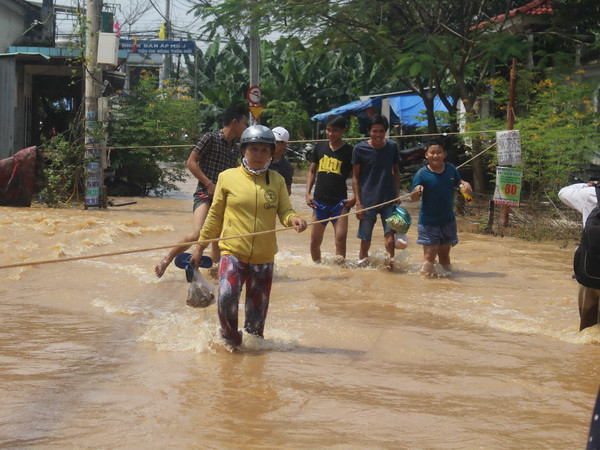 2.000 giáo viên và học sinh ở Biên Hòa phải nghỉ học vì lũ lên cao ảnh 1