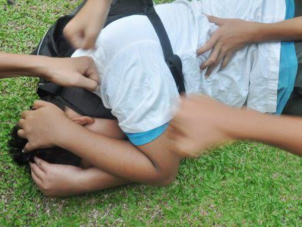 Malaysia đình chỉ học những học sinh bắt nạt bạn tại trường ảnh 1