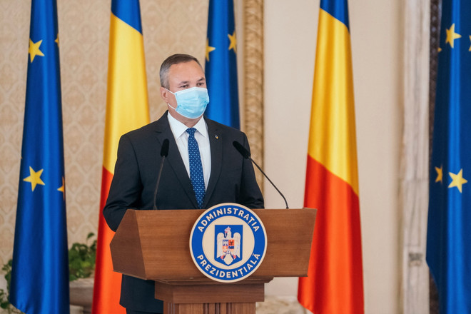 Thủ tướng được chỉ định của Romania Nicolae Ciuca phát biểu trong cuộc họp báo tại Bucharest ngày 21/10/2021. (Ảnh: AFP/TTXVN) Romania: Tướng về hưu Nicolae Ciuca được đề cử làm Thủ tướng ảnh 1